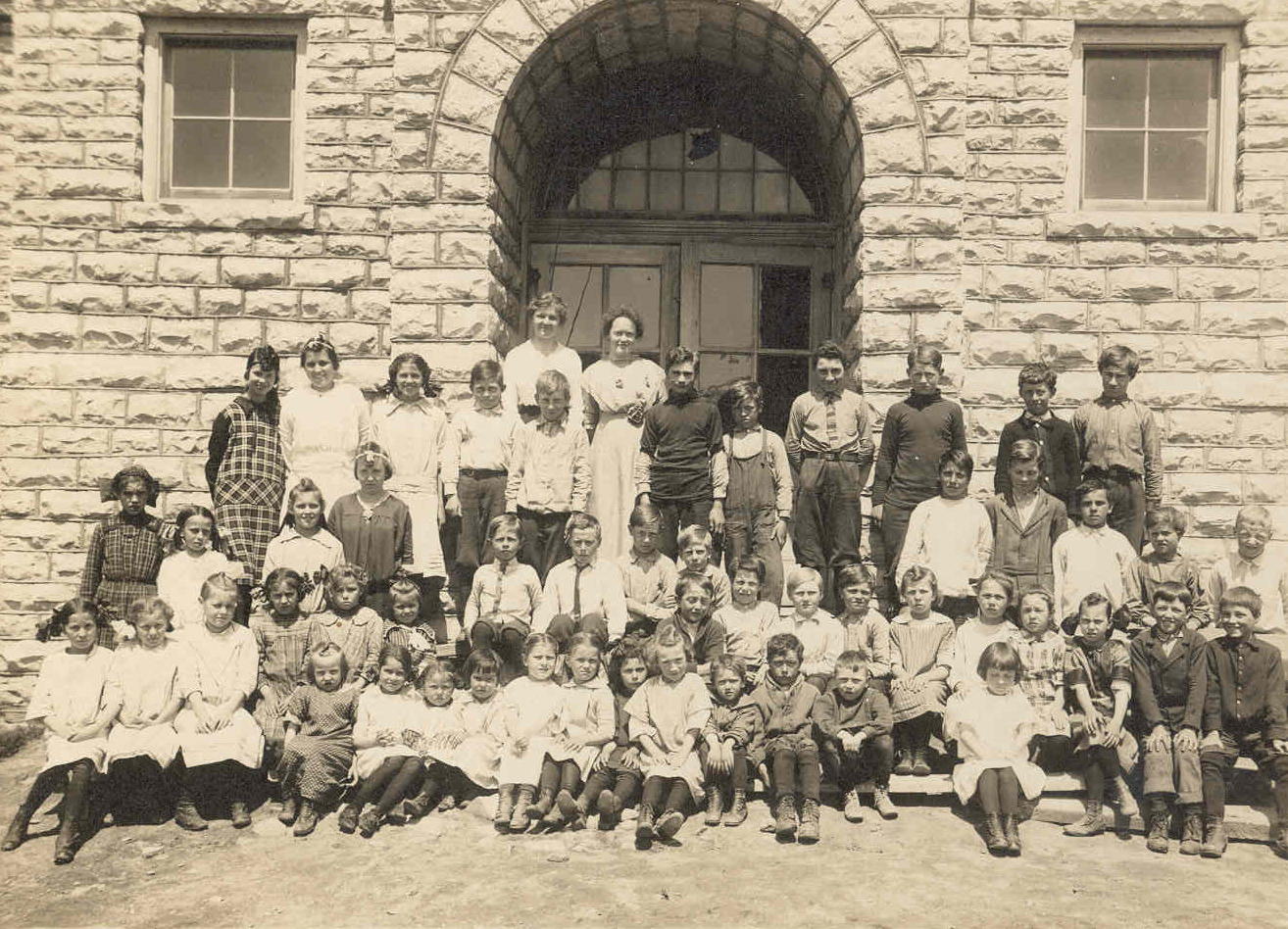 Children in front of the Egg Harbor School, circa 1920.